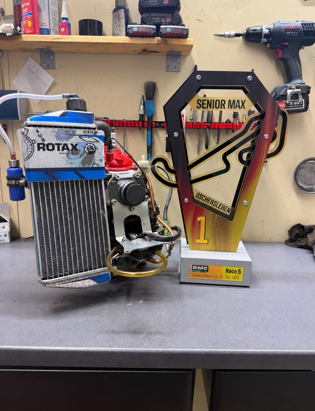 Rotax-Senior-MAX-Rennmotor neben einem Pokal in der Werkstatt von Ehrl Racing Engines