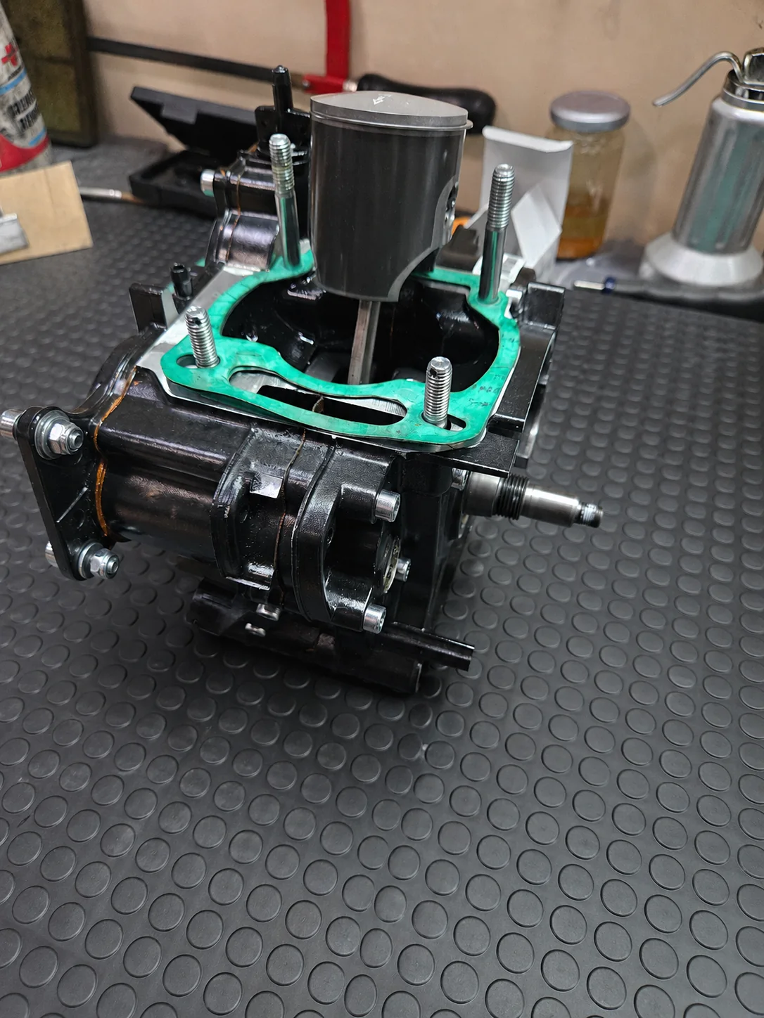 Einbau und Kontrolle eines Kolbens in einem Rotax-Kartmotor