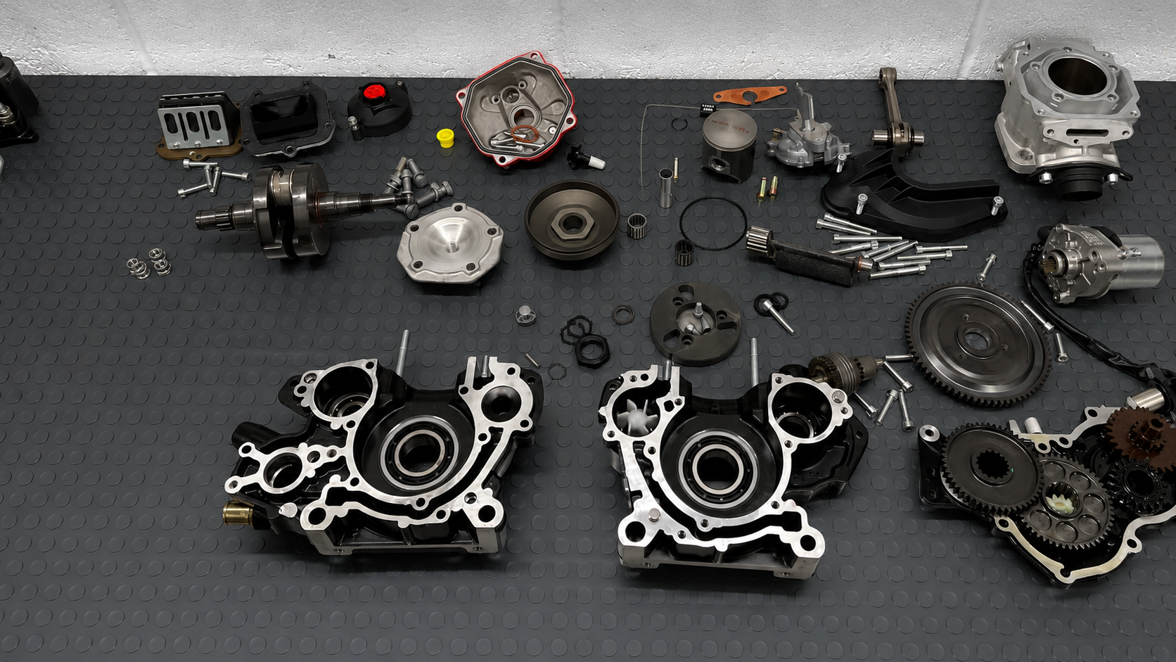 Zerlegte Komponenten eines Rotax-Senior-MAX-Kartmotors für Vermessung und Optimierung